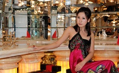 他趴在她两腿之间疯狂的吻她